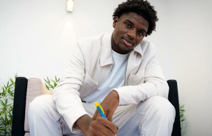 Elson Mendes signe son premier contrat professionnel…