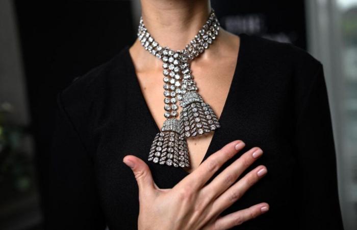 Un collier de diamants de 300 carats vendu 4,5 millions d’euros aux enchères à Genève