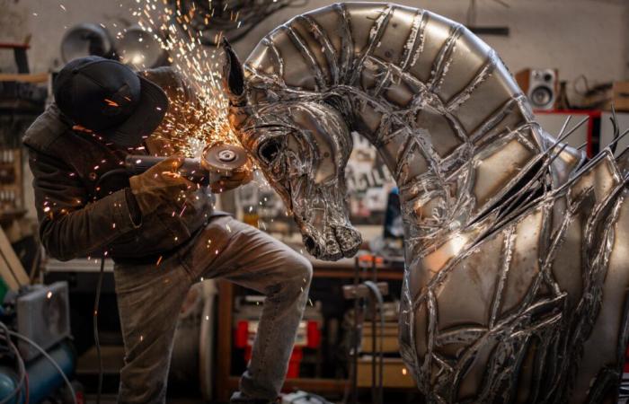 En plus de travailler sur les décors du Hellfest, il sculpte d’impressionnants chevaux d’acier