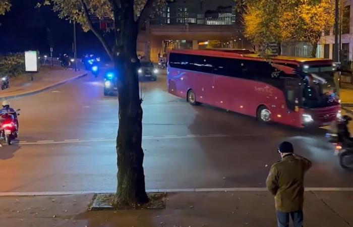 l’imposante escorte policière à l’arrivée du bus israélien au Stade de France