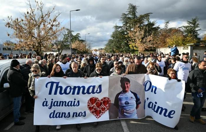 Lors d’une réunion controversée organisée par “Justice pour la nôtre”, deux avocats présentent une plainte contre le collectif