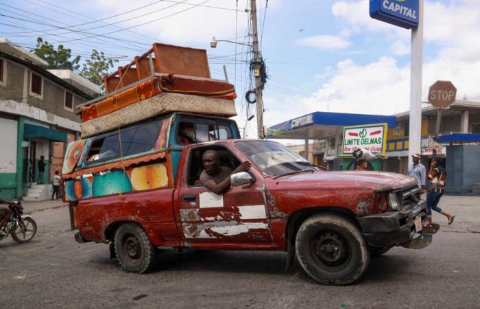 Paniqués, les habitants fuient la violence des gangs à Port-au-Prince