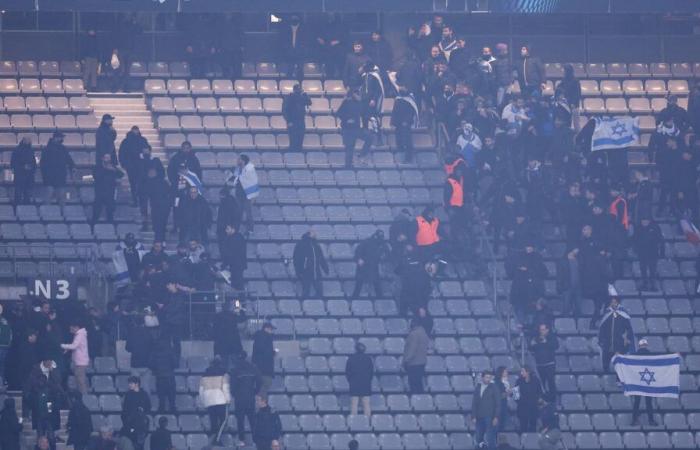 Pendant le match, une bagarre éclate dans les tribunes, impliquant des dizaines de personnes.