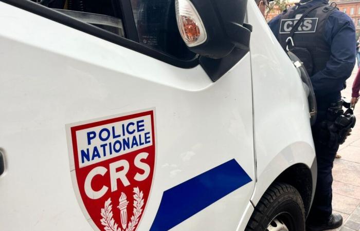 un CRS au repos est violemment agressé par plusieurs individus