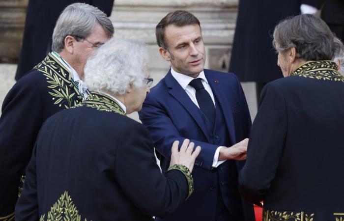 Le nouveau Dictionnaire de l’Académie française remis à Macron