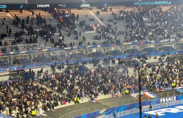 Des supporters se bagarrent malgré une forte présence sécuritaire lors du match de football France-Israël