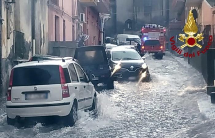 Les eaux de crue entraînent des voitures dans la mer près de Catane — Il Globo