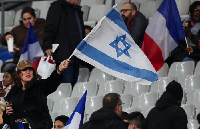 les tribunes vides du Stade de France disent tout de la tension autour du match