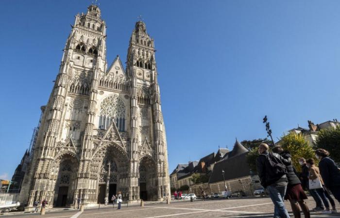 trois églises profanées, la cathédrale Saint-Gatien visée par des tags