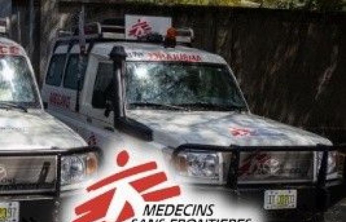 Des policiers et un groupe de citoyens arrêtent une ambulance et exécutent plusieurs patients