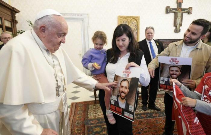 Le pape reçoit au Vatican les otages libérés et les familles des otages israéliens