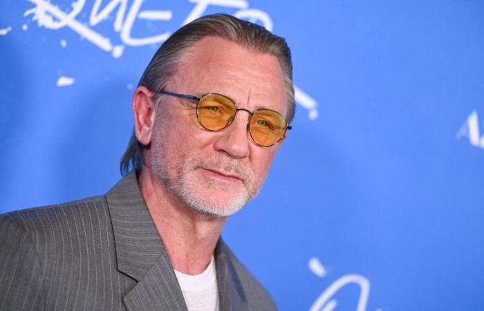 Cheveux lissés en arrière et lunettes de soleil pour Daniel Craig à la première de « Queer »