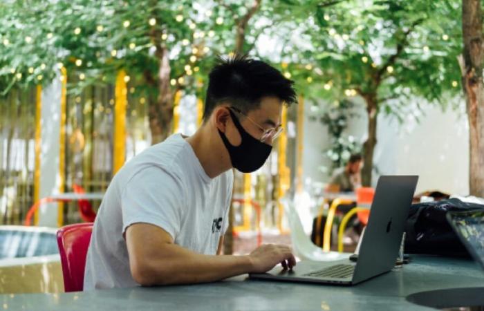 Un jour, un salarié demande à pouvoir télétravailler car il a de la fièvre. Son patron lui dit que s’il peut travailler à la maison, il peut venir au bureau