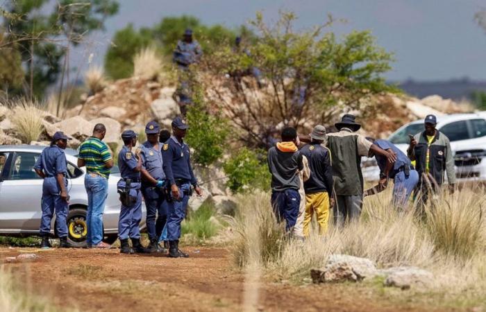 Des milliers de mineurs illégaux refusent de sortir d’une fosse