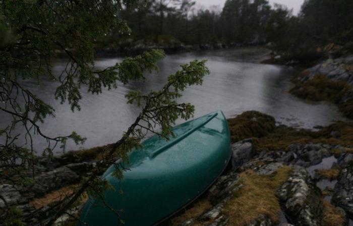 un canoéiste disparaît dans un lac pour s’enfuir à l’autre bout du monde