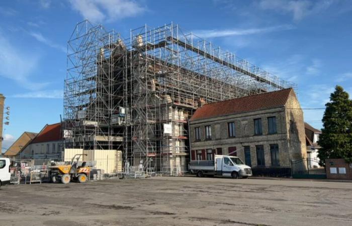 un parapluie géant fut bientôt déployé pour protéger le bâtiment