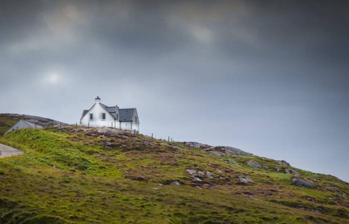 « L’Heure bleue » de Paula Hawkins, à huis clos sur une île hostile – Libération