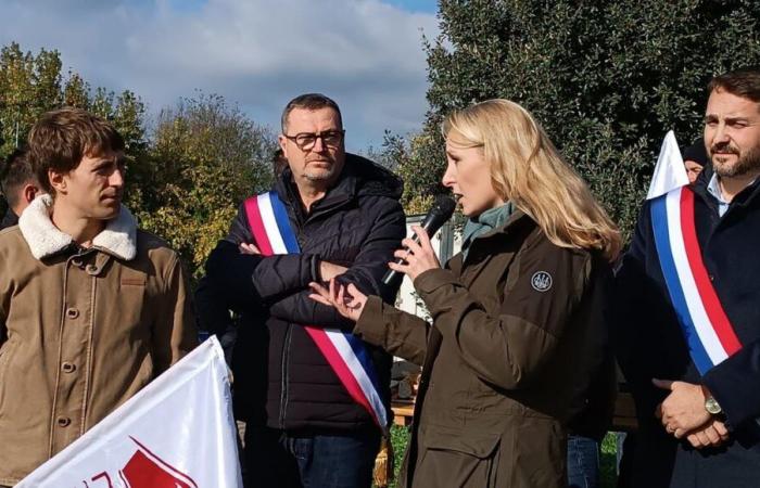 des élus viennent débattre avec des Jeunes Agriculteurs sur un rond-point de la Drôme