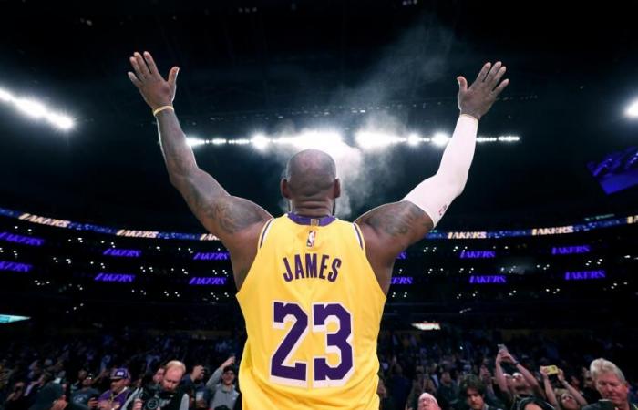 Un autre triple-double de LeBron James mène les Lakers à une troisième victoire consécutive