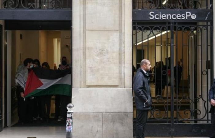 des étudiants ont manifesté à Sciences Po contre la tenue du match