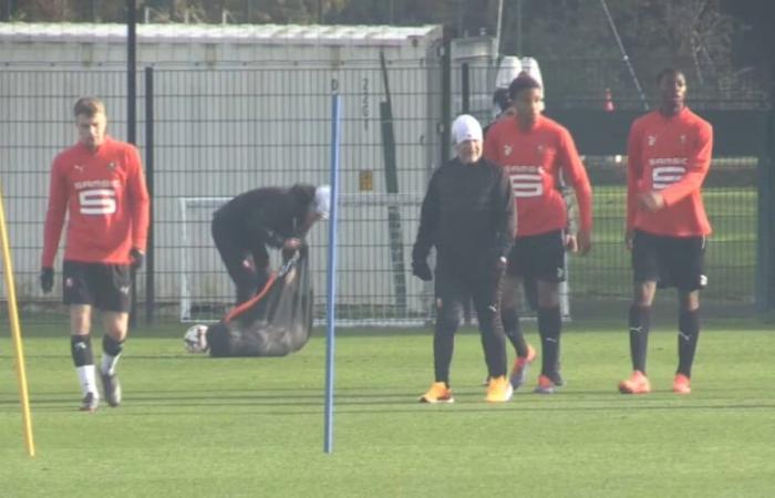 encouragements, échanges avec les joueurs… sur les traces de Jorge Sampaoli lors de ses premiers entraînements