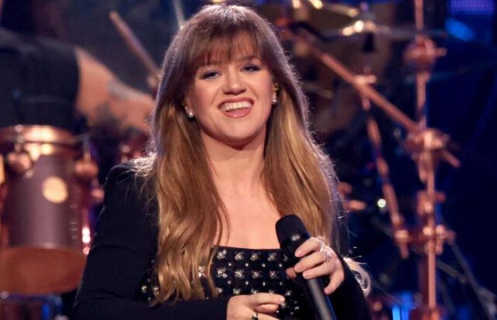 Kelly Clarkson vient de prendre ce hit n°1 de Sabrina Carpenter et de le transformer en un chef-d’œuvre country