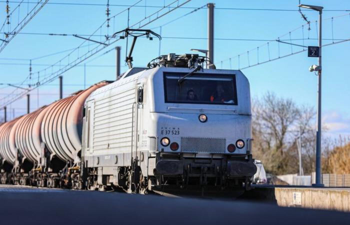 Un train percute un véhicule arrêté à un passage à niveau