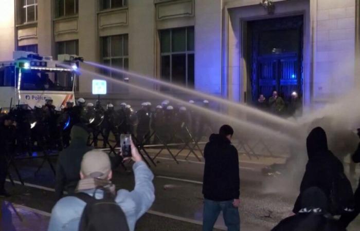 Affrontements entre policiers et manifestants à Bruxelles après l’arrivée de Jordan Bardella