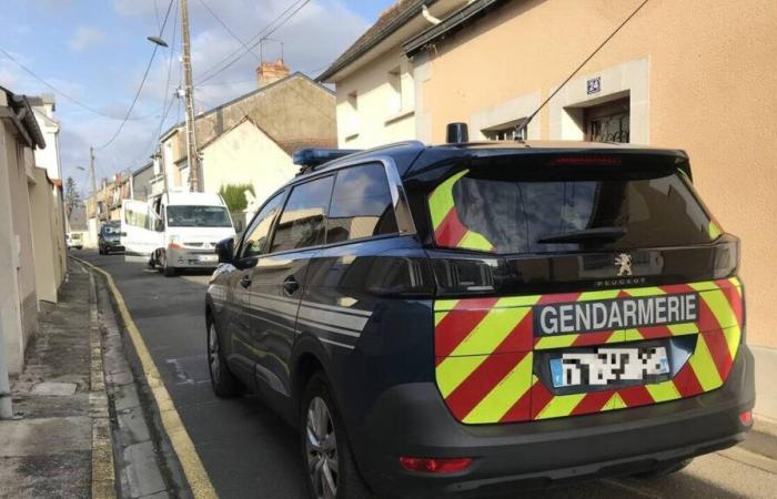 Une voiture en feu dans un garage : un mort