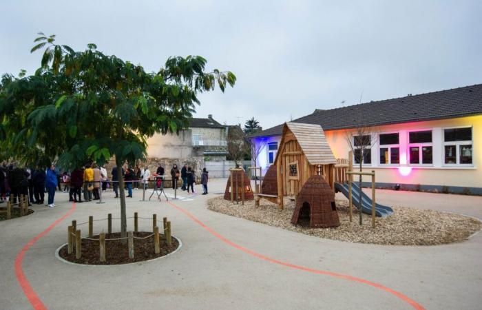 An Oasis courtyard at the Méry-sur-Oise Center school