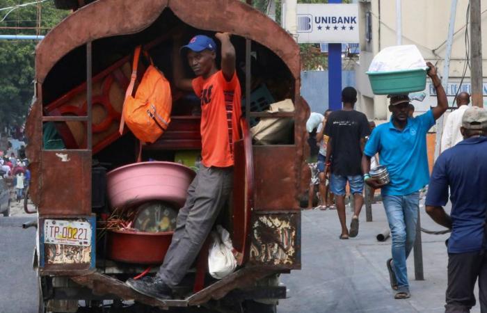 Paniqués, les habitants fuient la violence des gangs à Port-au-Prince