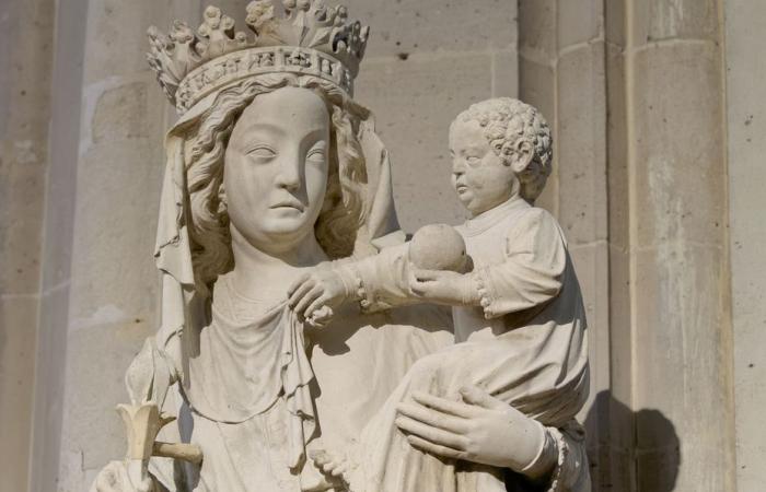 une procession en l’honneur de la statue de « la Vierge du Pilier », de retour dans la cathédrale