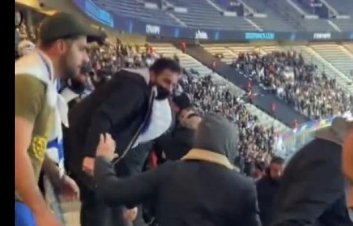 La tension a éclaté dans les tribunes alors que les supporters scandaient “libérez les otages” et une bagarre a commencé qui a duré quelques minutes – Regardez