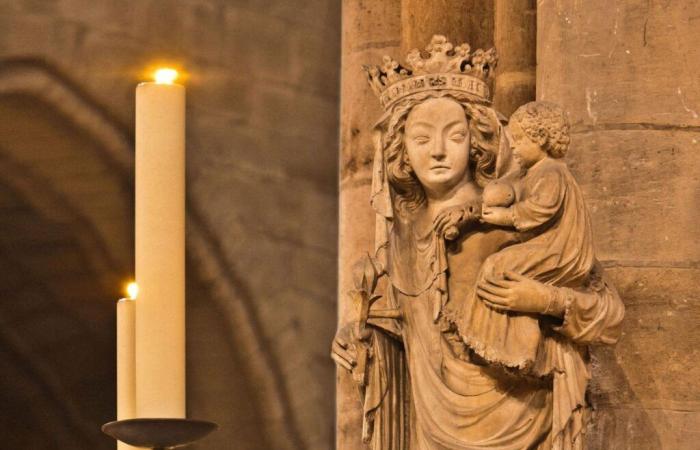 La statue de la “Vierge à l’Enfant”, qui a survécu à l’incendie, revient à Notre-Dame