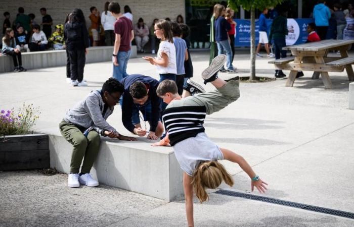 pourquoi les enfants devaient porter des gilets connectés dans leur cour