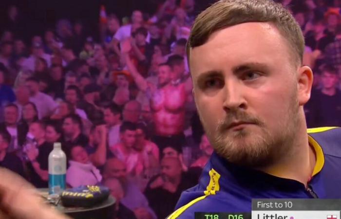 PDC qualifié de « pire foule de tous les temps » alors que la victoire épique de Luke Littler contre Mike De Decker est « ruinée » au Grand Slam of Darts