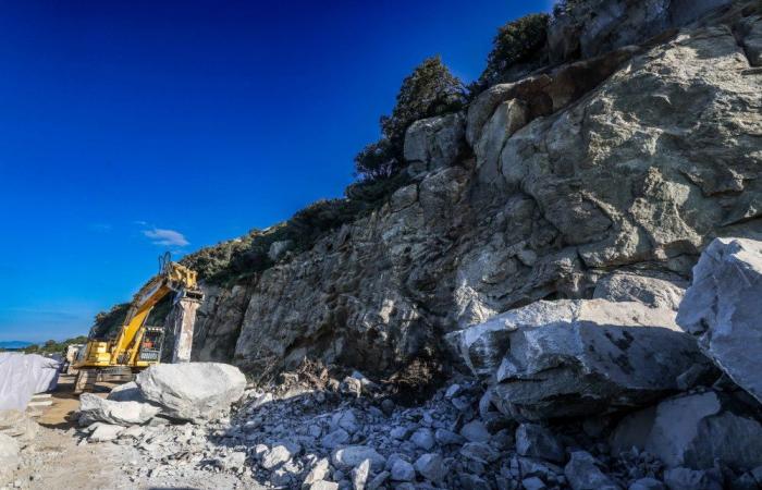 Après l’éboulement sur la RT 30 à Lumio (Haute-Corse), les brise-roches entrent en action