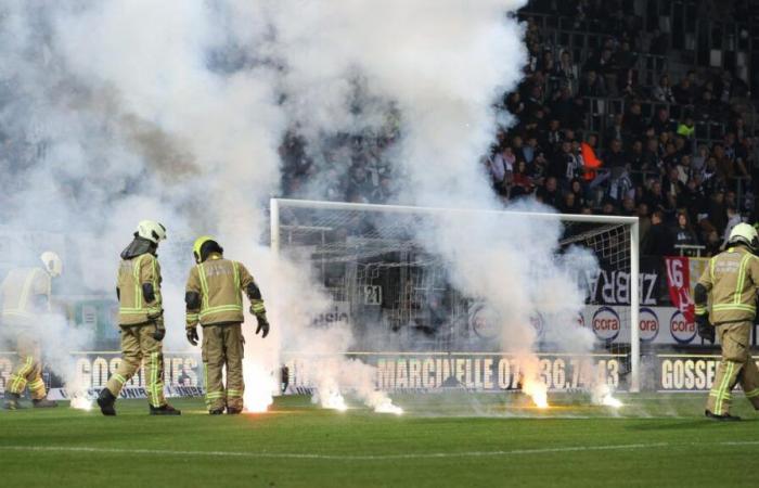 Le supporter qui a interrompu le match contre Malines condamné à payer 65.000 euros au Sporting de Charleroi