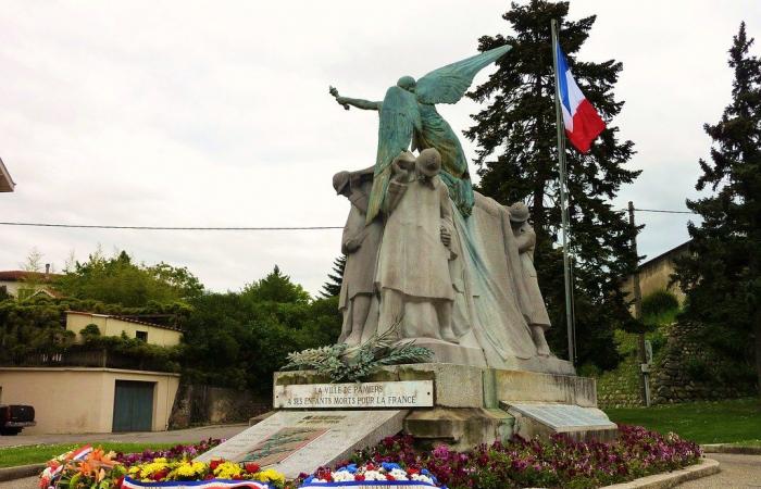 le monument aux morts vandalisé à coups de marteaux