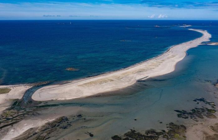 des personnes déjà coincées par la mer en Bretagne