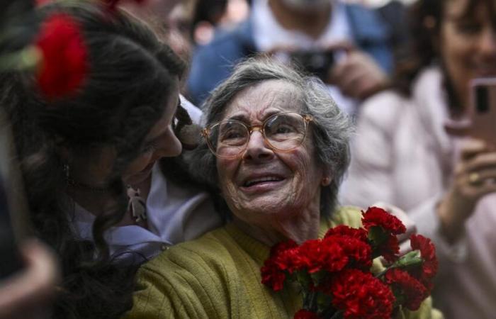 la « dame aux œillets », symbole de la révolution de 1974, est décédée