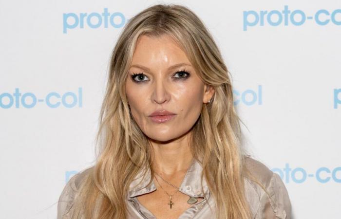 Kate Moss pleure toujours d’avoir été photographiée seins nus lorsqu’elle était adolescente