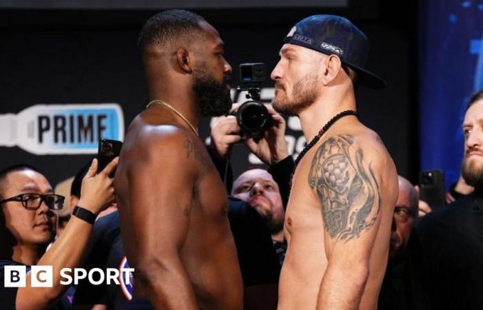 Jon Jones serre la main de Stipe Miocic lors de la pesée après le camouflet de jeudi