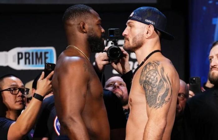 Jones serre la main de Miocic à la pesée après le camouflet de jeudi