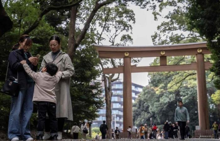 Un touriste américain sculpte des lettres sur les portes d’un sanctuaire japonais