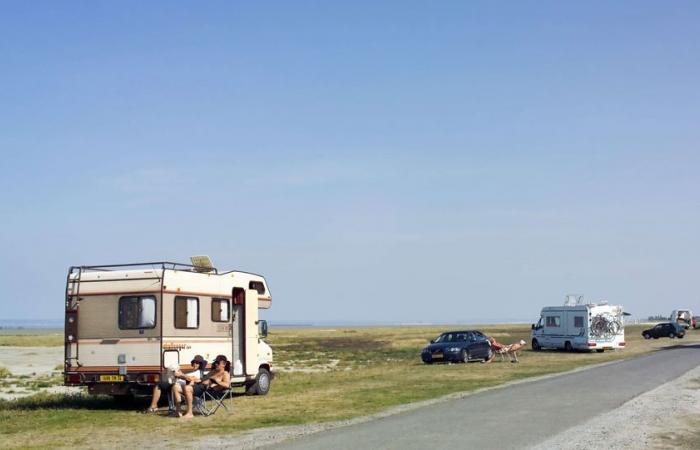 Une femme frappe son compagnon dans un camping-car