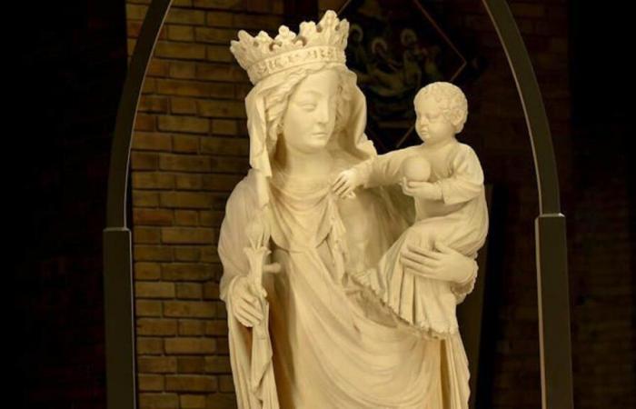 La statue symbolique de Notre-Dame revient à la cathédrale