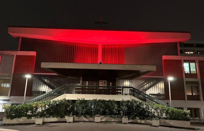 Les églises de Genève en rouge pour la liberté