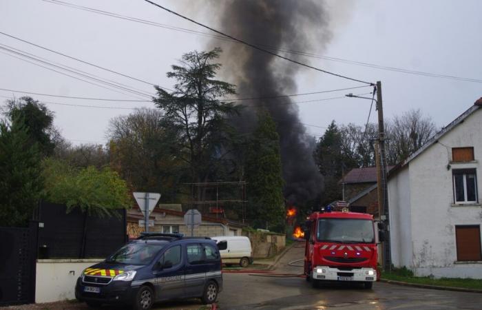 Un immeuble ravagé par les flammes à Lecey