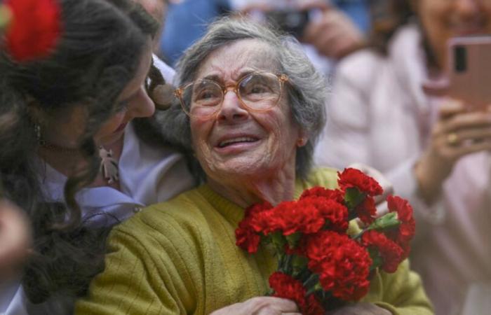 Mort de la « Dame aux œillets », Celeste Caeiro, symbole de la révolution de 1974 au Portugal